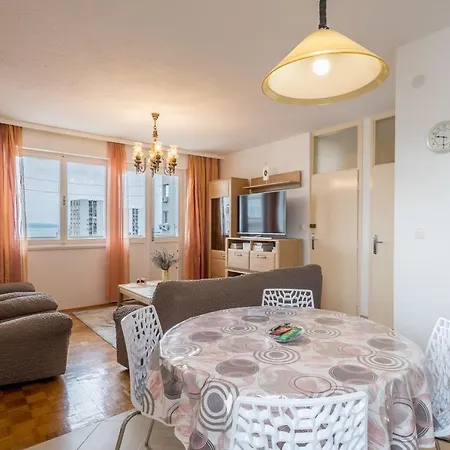 Апартаменти Issa & Sea View *