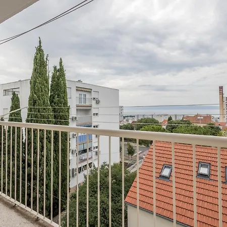 Issa & Sea View Apartment
