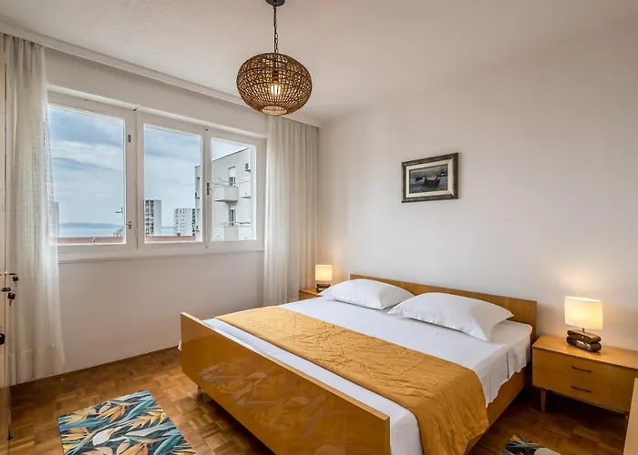 Issa & Sea View Apartment *