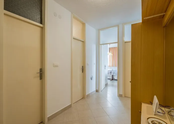 Apartment Issa & Sea View