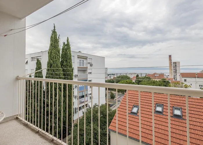 Issa & Sea View Apartment